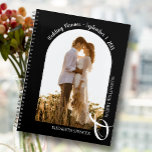 Arche photo moderne Mariage noir<br><div class="desc">Un élégant planificateur en spirale de 60 pages et 12 mois, dispose d'une seule photo mariage verticale ou portrait dans une disposition voûtée unique. CHOISISSEZ UNE COUVERTURE DOUCE OU DURE. Vos noms sont joints par une grande amande blanche en bas et votre date de mariage voûtée en haut. Modifiez la...</div>