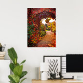 ARCHED BRICK ENTRYWAY, HERFST FOLIAGE, GARDEN BEYO POSTER (Thuiskantoor)