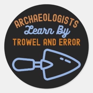 Archeologen leren door met de troffel te werken en ronde sticker