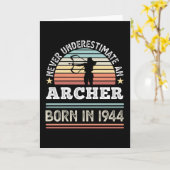 Archer, geboren in 1944 80th Birthday Archery Gift Kaart (Gele Bloem)