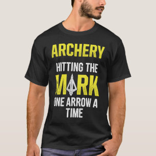 Archery Hitting the mark one arrow tegelijkertijd T-shirt