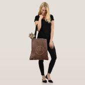 Archivist’s Vault Leather Texture Aesthetic Tote Draagtas (Op model)