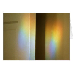 Arcs-en-ciel de prisme sur la porte et le mur