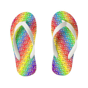 Arcs-en-ciel et nuages sur les tongs pour enfants