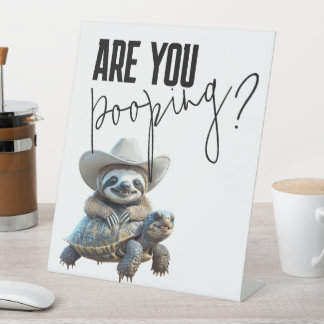 Are You Pooping Sign -Cowboy Sloth On Turtle Funny Reclamebord Met Voetstuk