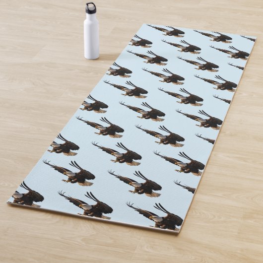 Arend swooping naar beneden yogamat (In situ)