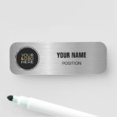 Argent brossé, logo personnalisé, étiquette de nom (En situation)