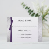 Argent déprimé Damask Violet Ribbon Bow RSVP (Debout devant)
