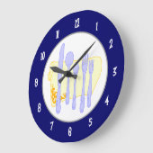 Argent et serviette sur une horloge bleue murale (Angle)
