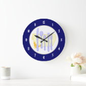 Argent et serviette sur une horloge bleue murale (Maison)
