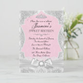 Argent rose Damask Bow Sweet 16 Invitation (Debout devant)