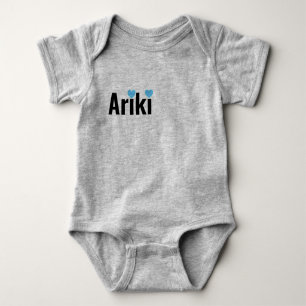 Ariki baby jongens naam met harten, romper
