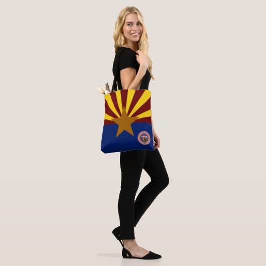 Arizona vlag draagtas (Op model)