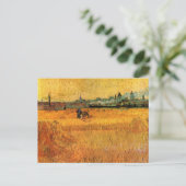 Arles: Uitzicht van Wheat Fields door Vincent van  Briefkaart (Staand voorkant)