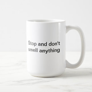 Arrêtez et ne sentez pas n'importe quoi tasse