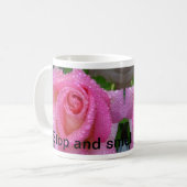 Arrêtez et sentez la tasse de roses (Devant gauche)
