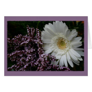 Arrière - plan violet à fleurs blanches