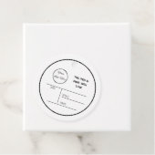 Arrondi blanc minimal avec logo accroché étiquette (En situation)