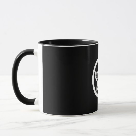 Arrowhead debout dans une tasse de café circulaire (Gauche)