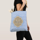 Art Deco Light Blue Fish Scales Tan Monogram Name Tote Bag (Dichtbij)