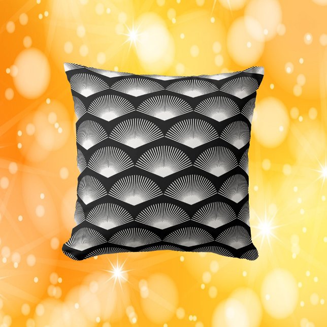 Art Deco Witte Fan Zwart Patroon Kussen (A throw pillow with an art deco inspired pattern of white fans on a black background)