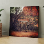 Art Mural En Acrylique Nom personnalisé Vintage Randonnée Trail Sedona<br><div class="desc">Célébrez l'esprit aventurier de votre couple préféré avec notre nom personnalisé Vintage Trail Sedona Acrylique Print. Cette peinture murale de nom personnalisé est un cadeau réfléchi pour un anniversaire ou un mariage, ajoutant une touche unique à tout espace. Que le couple aime la randonnée, la nature ou la découverte des...</div>