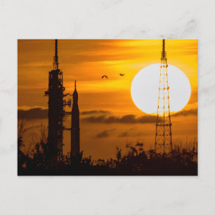 Artemis Moon Rocket in Dawn Briefkaart