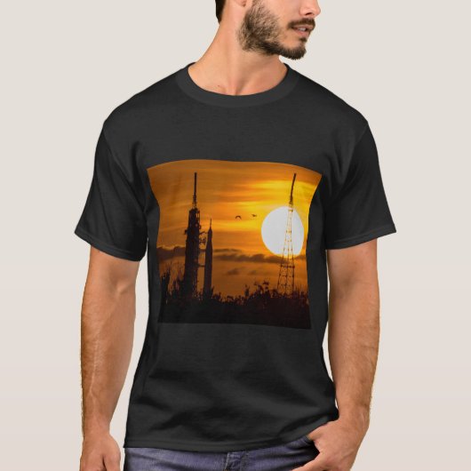 Artemis Moon Rocket in Dawn T-shirt (Voorkant)