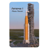 Artemis One Moon Rocket op pad Magneet (Verticaal)