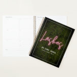 Artiste de lash Neon Cosmetologue de Boxwood<br><div class="desc">Panneau de néon rose inspiré "Lashes" sur un arrière - plan de boiseries de verdure inspiré avec nom en blanc.</div>