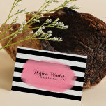Artiste de maquillage blanc rose<br><div class="desc">carte de visite de maquillage cool et chic avec rayures noires et blanches et une pastille de rouge à lèvres rose.</div>