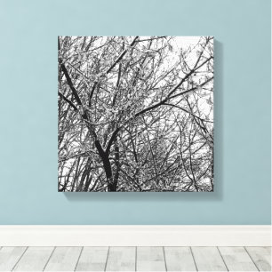 Artistieke BW-foto van sneeuw op boomtakken Canvas Afdruk