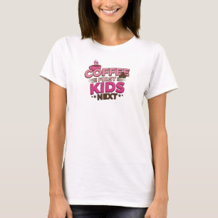 Artistieke COFEE EERST KINDEREN VOLGENDE Grafisch T-shirt