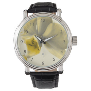 Artistieke ventilator in gele tafels horloge