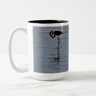 Artistisch silhouet van een eenzame Flamingo Tweekleurige Koffiemok