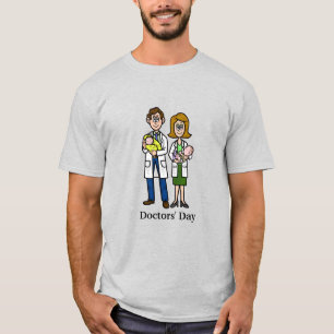 Artsen met kinderartsen die baby's T-shirt houden