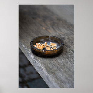 Ashtray gevuld met sigarettenpeuken en -as poster