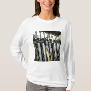 Assault-geweren staan klaar op het wapenrek t-shirt