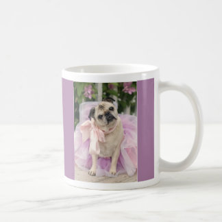 Assez dans la tasse pourpre de carlin