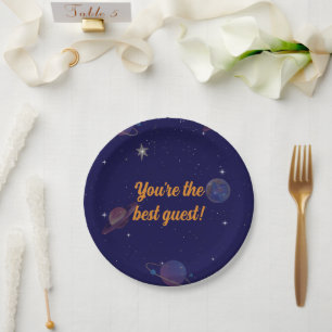 Assiette de fête d'anniversaire dans l'espace Vo