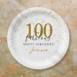 Assiettes En Carton 100 et Fabulous Gold Black fête d'anniversaire<br><div class="desc">Cette chic typographie de script noir et or,  100 et fabuleuse étoile d'or confetti plaque papier de fête d'anniversaire peut être personnalisée avec vos informations de fête d'anniversaire. Conçu par Thisisnotme©</div>