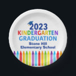 Assiettes En Carton 2023 École de maternelle Graduation Party sur mesu<br><div class="desc">Cette adorable plaque papier de la fête de remise des diplômes de maternelle 2023 présente un casquette cool au-dessus de l'écriture colorée et une rangée de crayons en arc-en-ciel. Joli jardin d'enfants décors diplômés dans des couleurs amusantes pour la dernière journée de l'école primaire. Félicitations à nos jeunes diplômés !...</div>