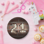 Assiettes En Carton 21e anniversaire marque marquee sur mur en brique (Fête)