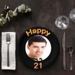 Assiettes En Carton 21e anniversaire photo ballons d'or noir<br><div class="desc">Une plaque en papier pour une fête de 21e anniversaire pour les gars. Modèle pour votre photo. Arrière - plan noir et le texte : Joyeux 21. Le texte est écrit avec un faux script de ballon d'or tendance.</div>