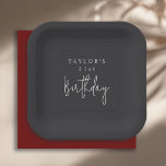 Assiettes En Carton 21e anniversaire Simple minimaliste noir plat<br><div class="desc">Simple et étonnant, une assiette de fête de 21ème anniversaire minimum pour célébrer cet événement marquant. La disposition minimaliste moderne associe un arrière - plan noir mat profond à une typographie ivoire-beige raffinée, avec une audacieuse sans-serif associée à un script manuscrit pour le mot "Anniversaire". Tout le texte peut être...</div>