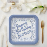 Assiettes En Carton 30th Birthday Party Numéro Motif Bleu/blanc<br><div class="desc">Il est facile d'ajouter votre texte au centre avec les modèles de texte. Ce design numérique a un motif de nombres aléatoires bleu et blanc avec le numéro de jalon 30 répété dans des tailles et angles variés pour une impression tout-en-haut. Il y a un carré blanc au centre pour...</div>