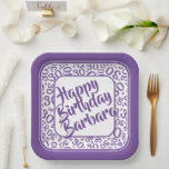 Assiettes En Carton 30th Birthday Party Numéro Motif Pourpre/blanc<br><div class="desc">Il est facile d'ajouter votre texte au centre avec les modèles de texte. Ce design numérique a un motif de nombres aléatoires violet et blanc avec le numéro de jalon 30 répété dans des tailles et angles variés pour une impression tout-en-haut. Il y a un carré blanc au centre pour...</div>