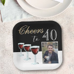 Assiettes En Carton 40 Red Wine Glass Photo 40th Birthday<br><div class="desc">40 Red Wine Glass Photo 40th Birthday Party Plates. Trois verres à vin rouge,  typographie tendance aux couleurs blanches et dorées et arrière - plan noir. Personnalisez les assiettes avec votre photo et le numéro d'âge.</div>