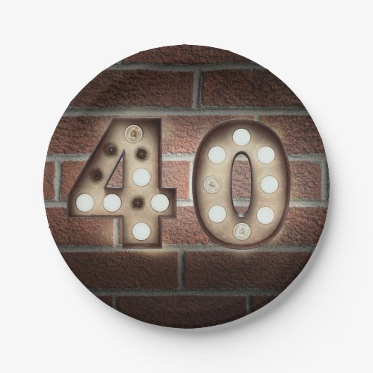 Assiettes En Carton 40e anniversaire marque marquee sur mur en brique (Devant)