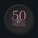 Assiettes En Carton 50 et fête d'anniversaire élégante rose fabuleuse<br><div class="desc">Plaques à papier de fête d'anniversaire de diva ciquantième dans le rose, le noir et le gris. Lit 50 et fabuleux dans le rose lumineux avec l'esperluète gris-clair. Sur l'arrière - plan noir solide. Approvisionnements élégants de fête d'anniversaire pour les femmes 50 an. Les serviettes de papier assorties du cinquantième...</div>